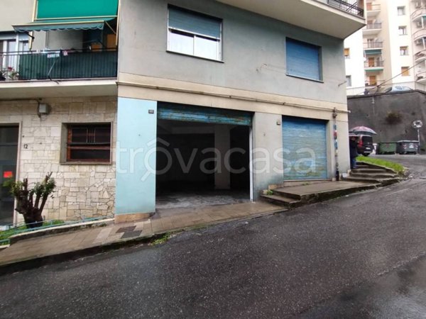 locale commerciale in vendita a Genova in zona Rivarolo