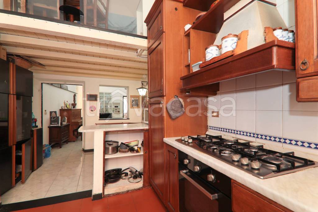 appartamento in vendita a Genova in zona Sottoripa / Maddalena / Molo