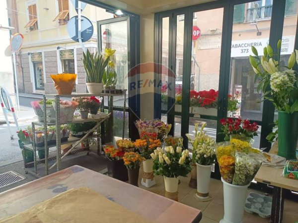 negozio in vendita a Genova in zona Sestri Ponente
