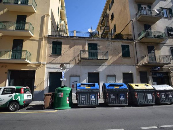 locale commerciale in vendita a Genova in zona Palmaro / Pra'