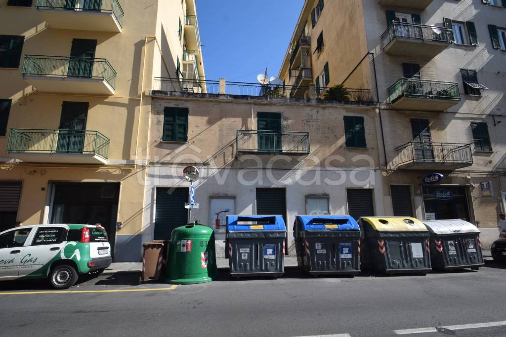 locale commerciale in vendita a Genova in zona Voltri