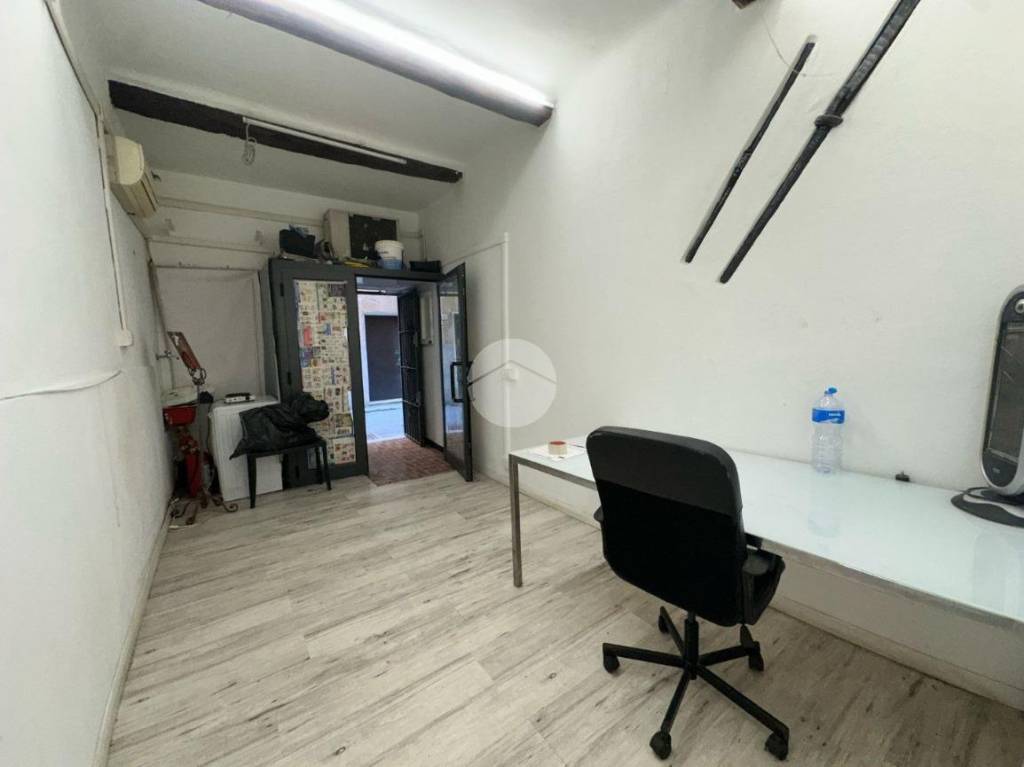 locale commerciale in vendita a Genova in zona Sestri Ponente