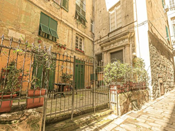 appartamento in vendita a Genova in zona Sottoripa / Maddalena / Molo