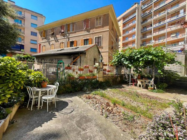 appartamento in vendita a Genova in zona Sestri Ponente
