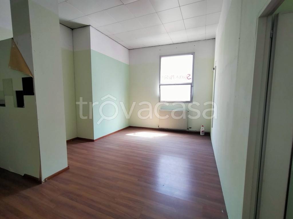 locale commerciale in vendita a Genova in zona Bolzaneto