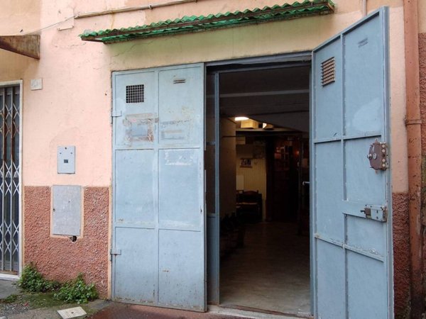 locale commerciale in vendita a Genova in zona Molassana