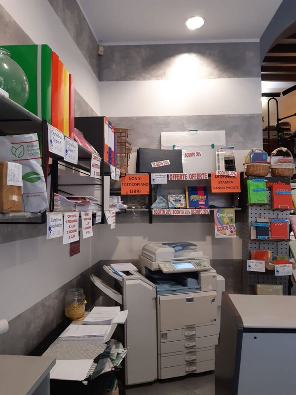 negozio in vendita a Genova in zona Portoria / Piccapietra