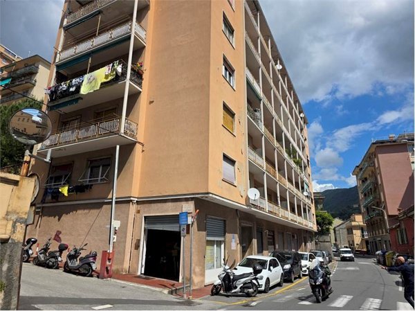 locale commerciale in vendita a Genova in zona Sestri Ponente