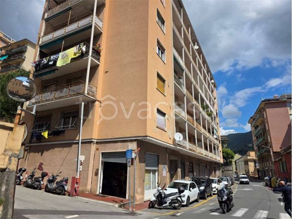 locale commerciale in vendita a Genova in zona Sestri Ponente