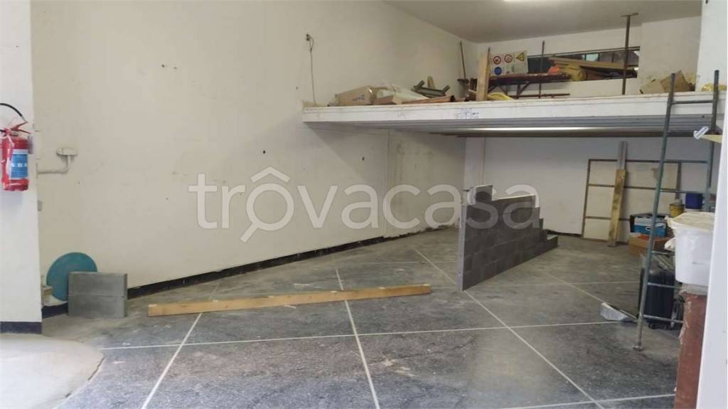 locale di sgombero in vendita a Genova in zona Sestri Ponente
