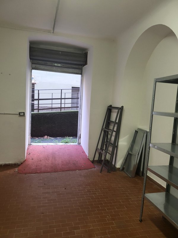 locale di sgombero in vendita a Genova in zona Certosa