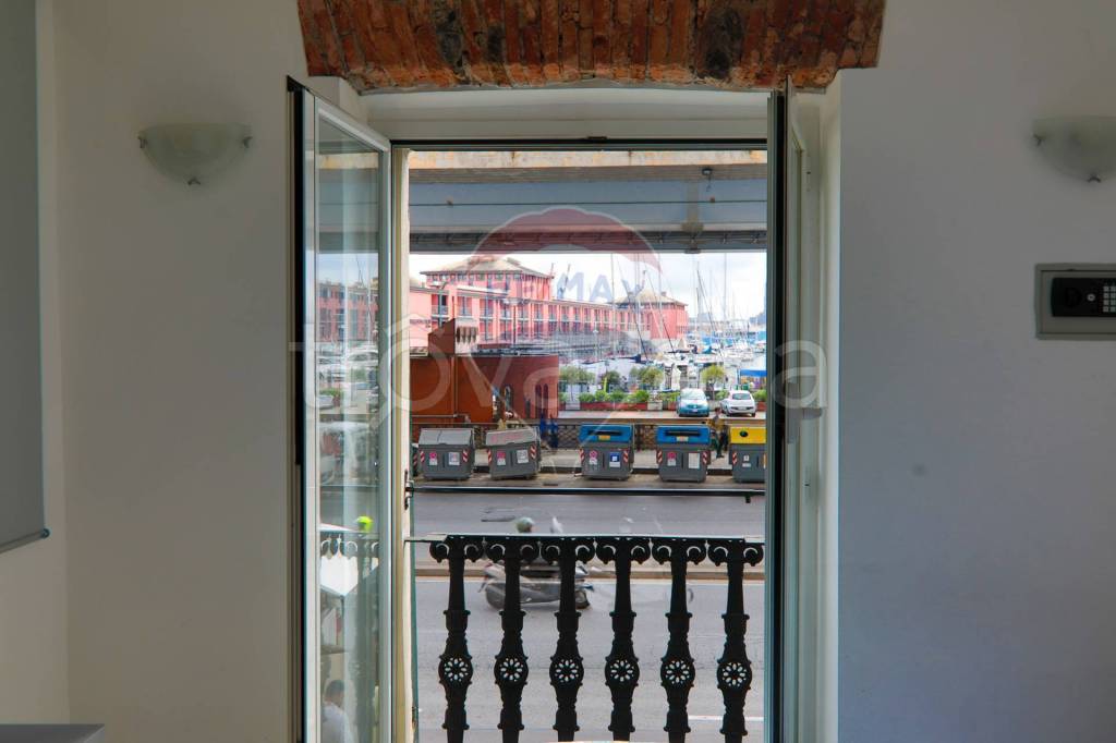 appartamento in vendita a Genova in zona Sottoripa / Maddalena / Molo