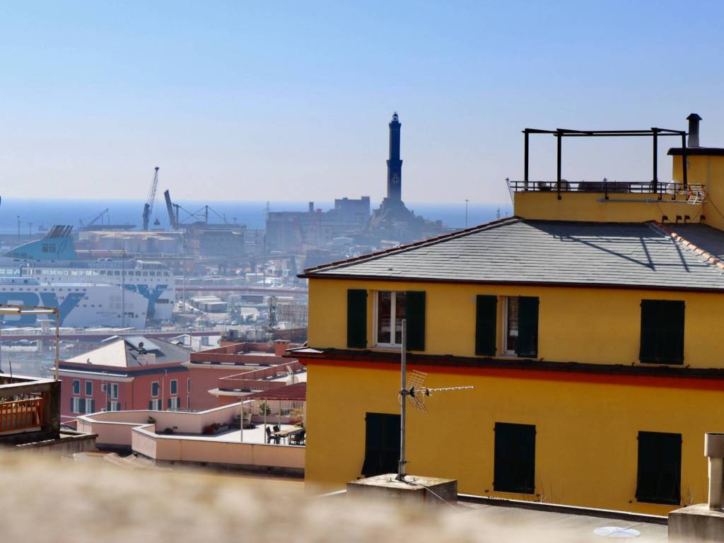 appartamento in vendita a Genova in zona Sottoripa / Maddalena / Molo