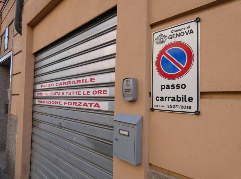 locale di sgombero in vendita a Genova in zona Certosa