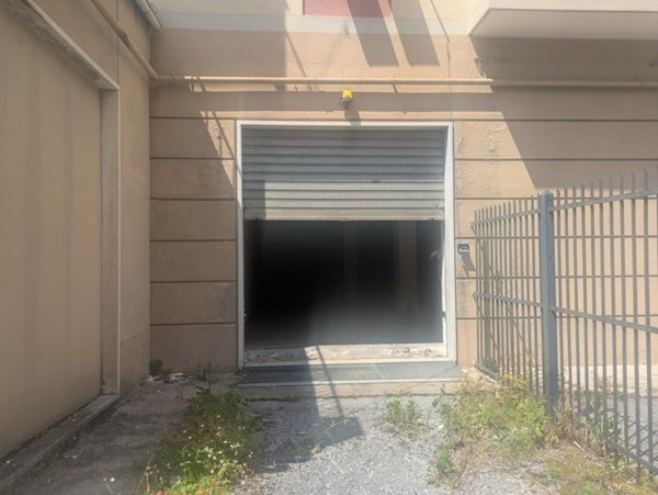 locale commerciale in vendita a Genova in zona Pontedecimo
