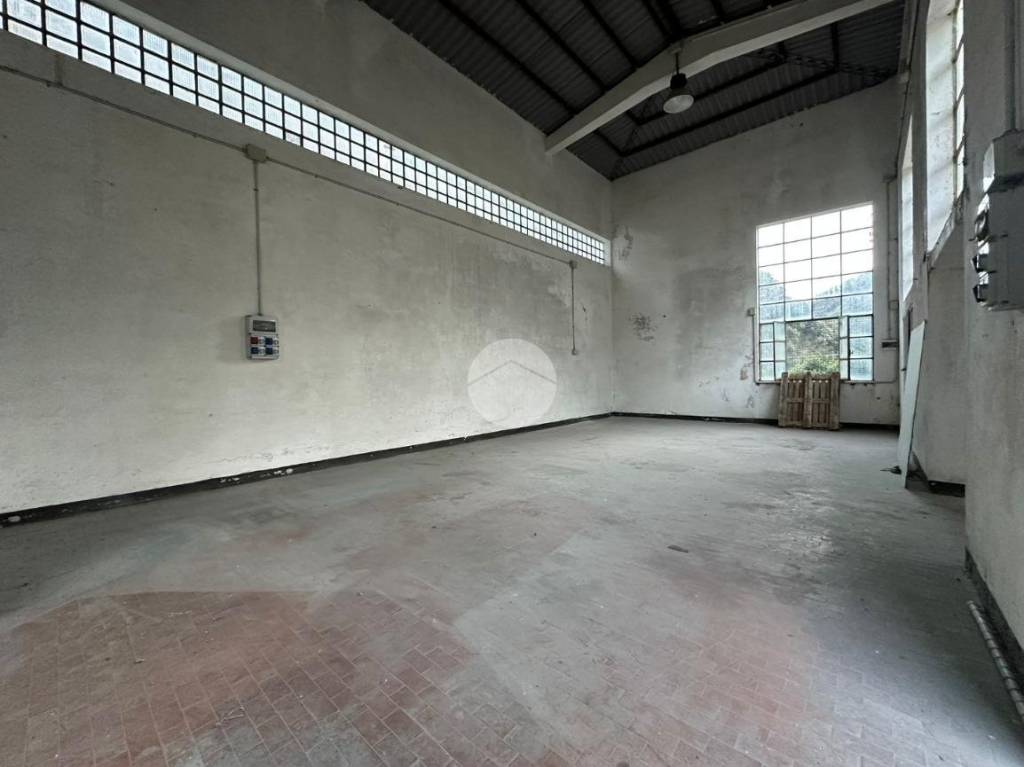 capannone in vendita a Genova in zona Voltri