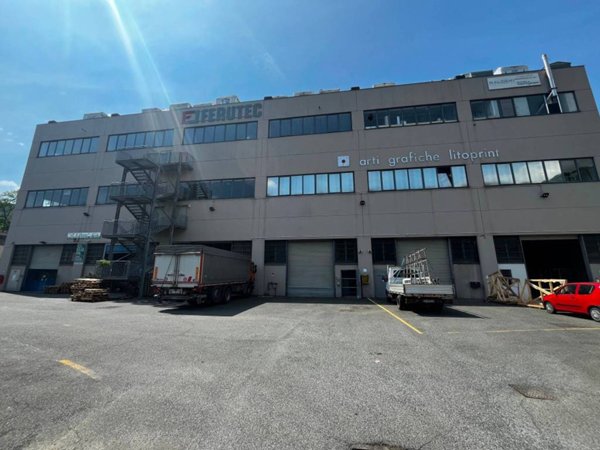 locale commerciale in vendita a Genova in zona Molassana