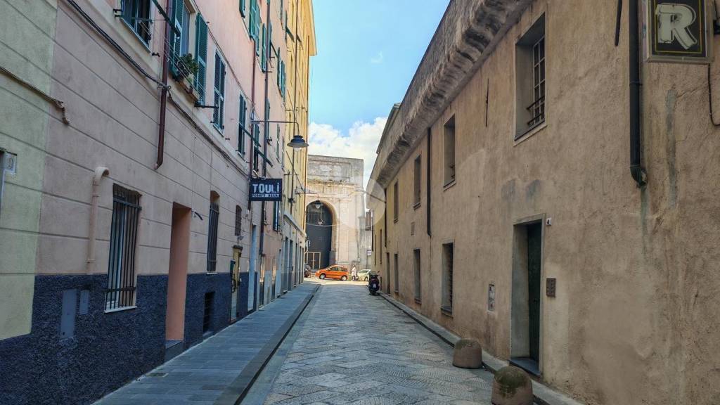 appartamento in vendita a Genova in zona Sottoripa / Maddalena / Molo