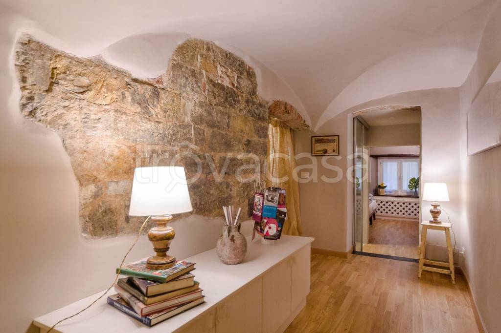 appartamento in vendita a Genova in zona Sottoripa / Maddalena / Molo