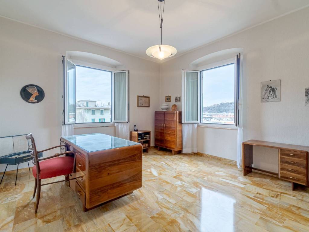 appartamento in vendita a Genova in zona Rivarolo