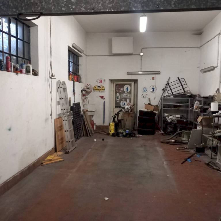 locale di sgombero in vendita a Genova in zona Sturla