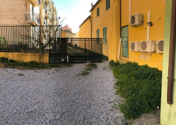 negozio in vendita a Genova in zona Palmaro / Pra'