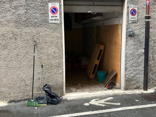 negozio in vendita a Genova in zona Sestri Ponente