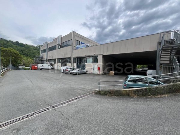 locale commerciale in vendita a Genova in zona Molassana