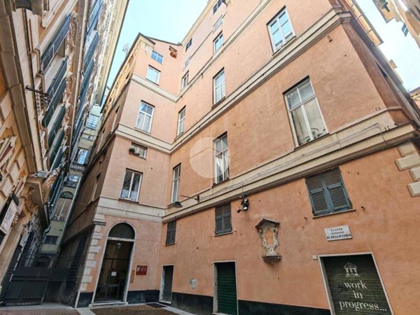 appartamento in vendita a Genova in zona Sottoripa / Maddalena / Molo