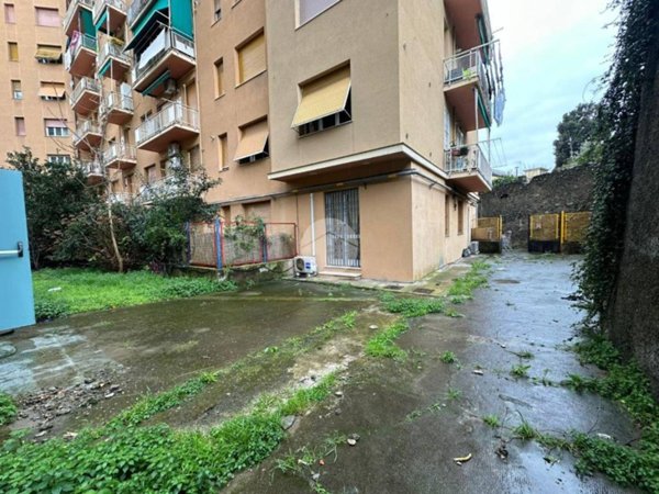 locale commerciale in vendita a Genova in zona Pegli