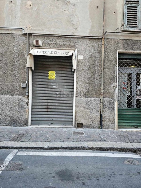 locale commerciale in vendita a Genova in zona Pontedecimo