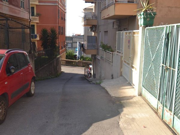 locale commerciale in vendita a Genova in zona Sestri Ponente