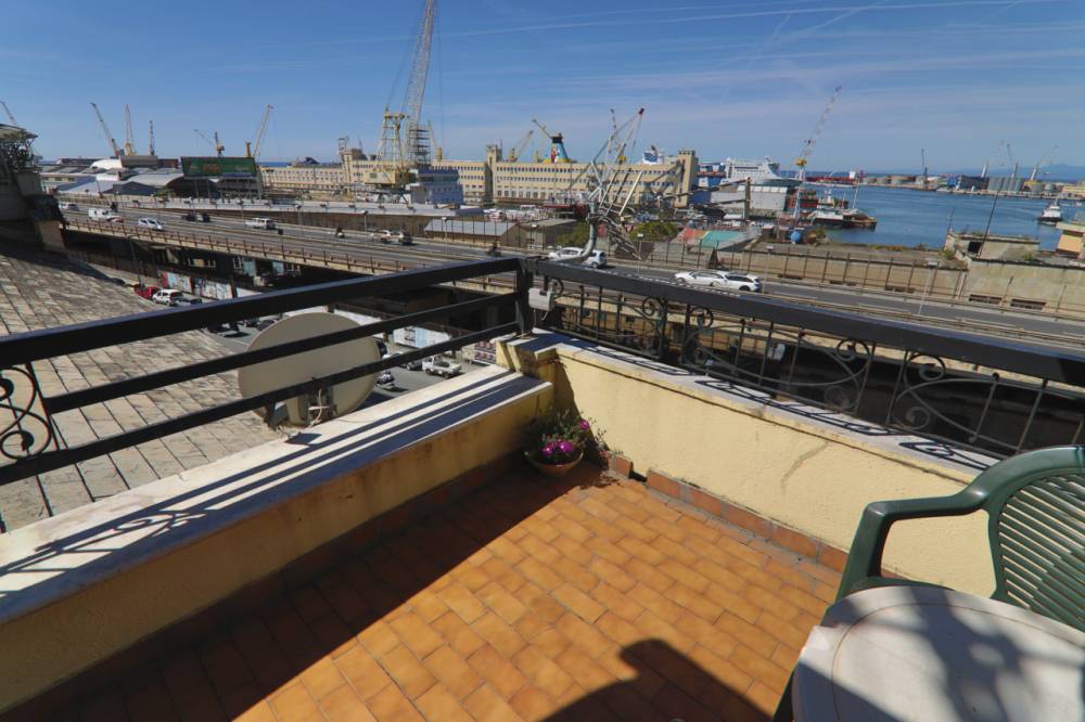 appartamento in vendita a Genova in zona Sottoripa / Maddalena / Molo