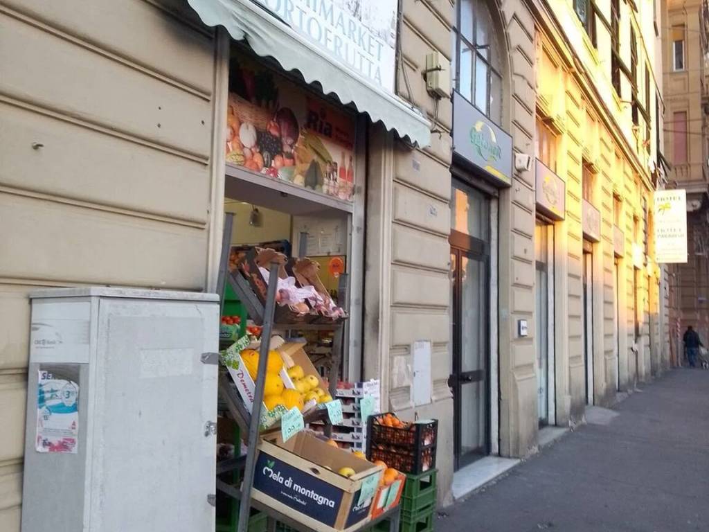 locale commerciale in vendita a Genova in zona Sampierdarena