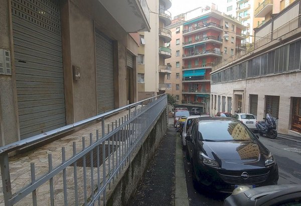 locale commerciale in vendita a Genova in zona Sampierdarena