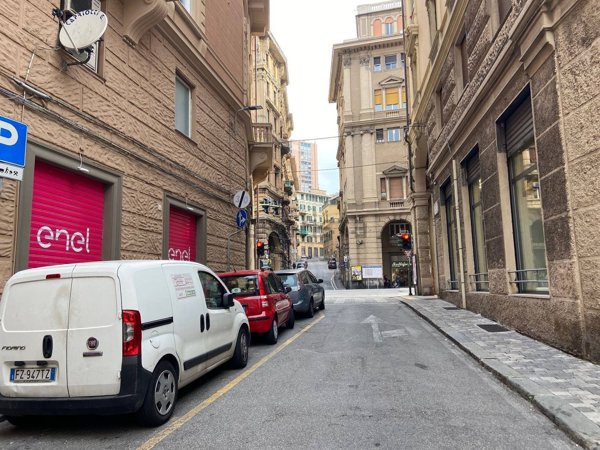 locale commerciale in vendita a Genova in zona Sampierdarena