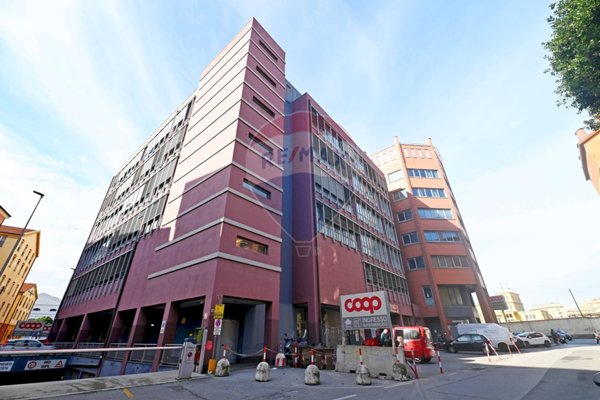 ufficio in vendita a Genova in zona Sampierdarena