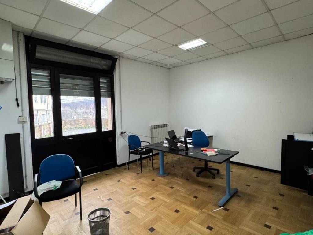 negozio in vendita a Genova in zona Certosa