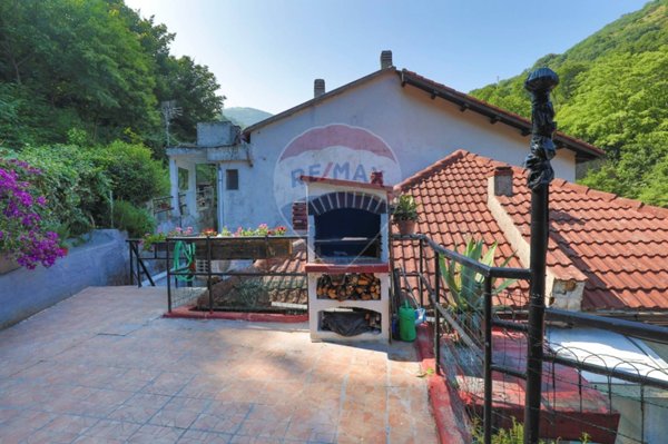 casa semindipendente in vendita a Genova in zona Molassana