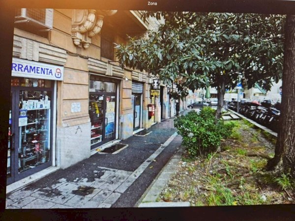 locale commerciale in vendita a Genova in zona Foce