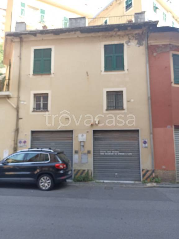 locale di sgombero in vendita a Genova in zona Staglieno