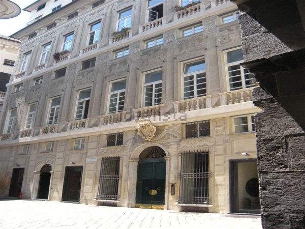 appartamento in vendita a Genova in zona Sottoripa / Maddalena / Molo