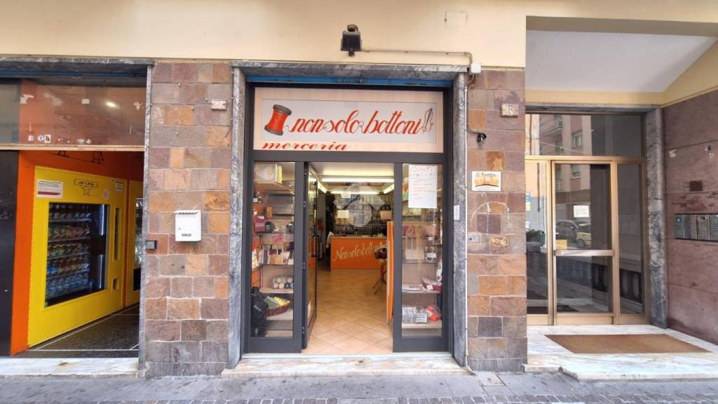 negozio in vendita a Genova in zona Bolzaneto