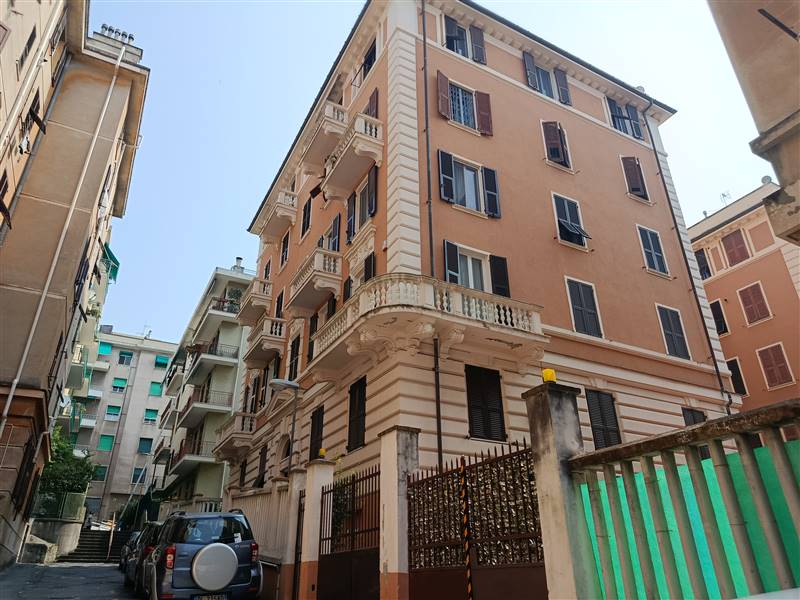 appartamento in vendita a Genova in zona Sestri Ponente