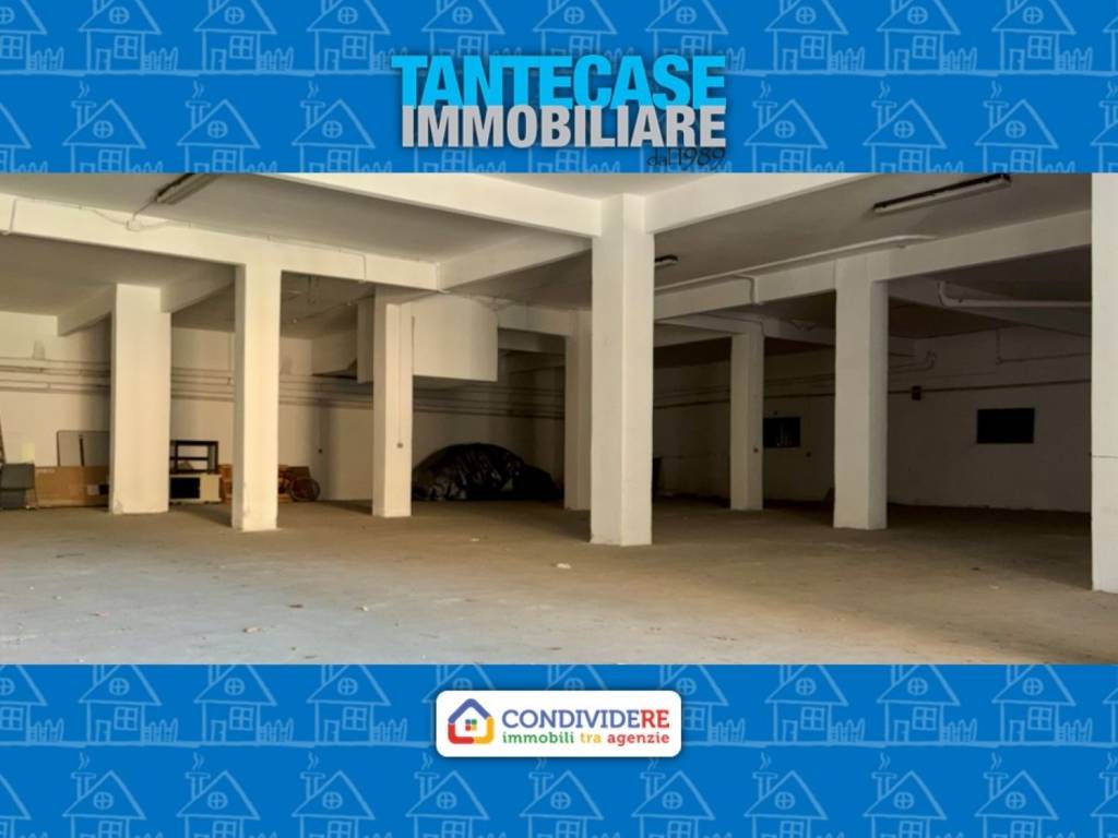 locale commerciale in vendita a Genova in zona Molassana