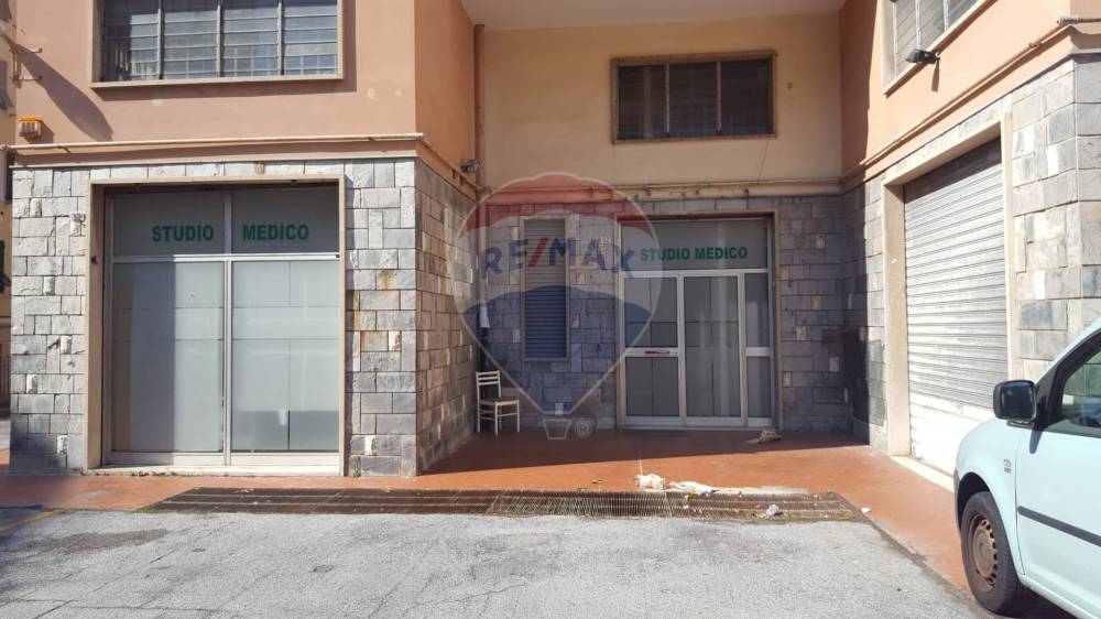 negozio in vendita a Genova in zona Palmaro / Pra'