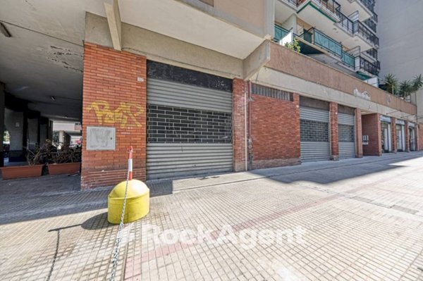 locale commerciale in vendita a Genova in zona Sestri Ponente