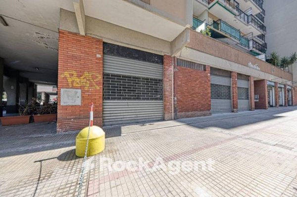 locale commerciale in vendita a Genova in zona Sestri Ponente