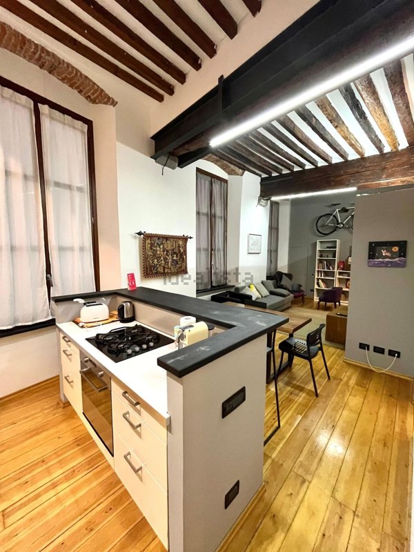 appartamento in vendita a Genova in zona Sottoripa / Maddalena / Molo