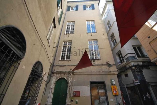 appartamento in vendita a Genova in zona Sottoripa / Maddalena / Molo